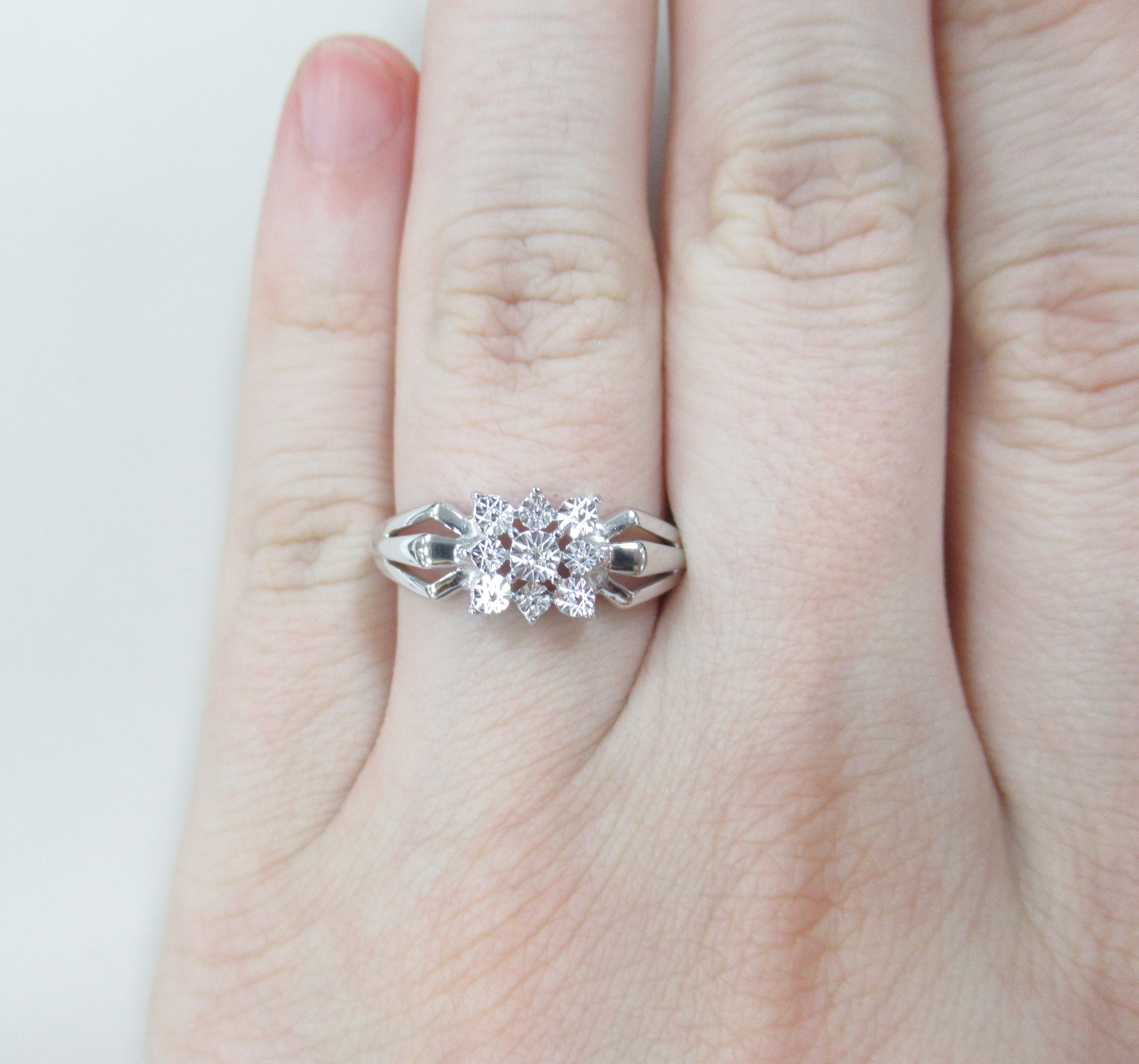 Серебряное кольцо с бриллиантом